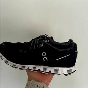 On Cloud ☁️ Sneakers (W8.5)